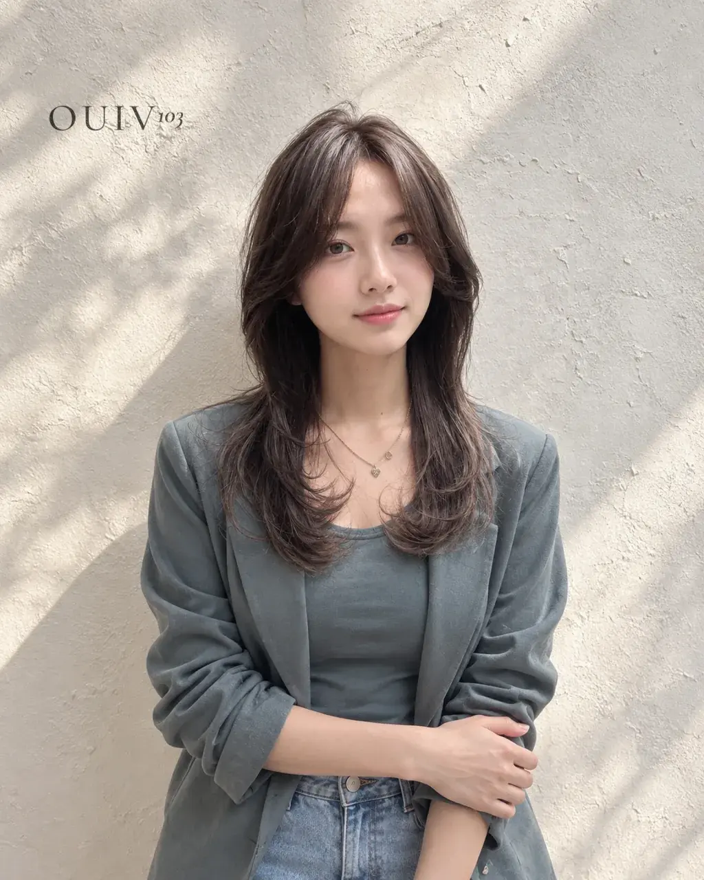 밀크티브라운으로 염색한 긴 레이어드 머리, 정면