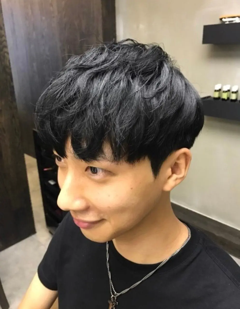 윗머리에 컬을 넣은 남성 스왈로펌과 다운펌, 비스듬한 정면