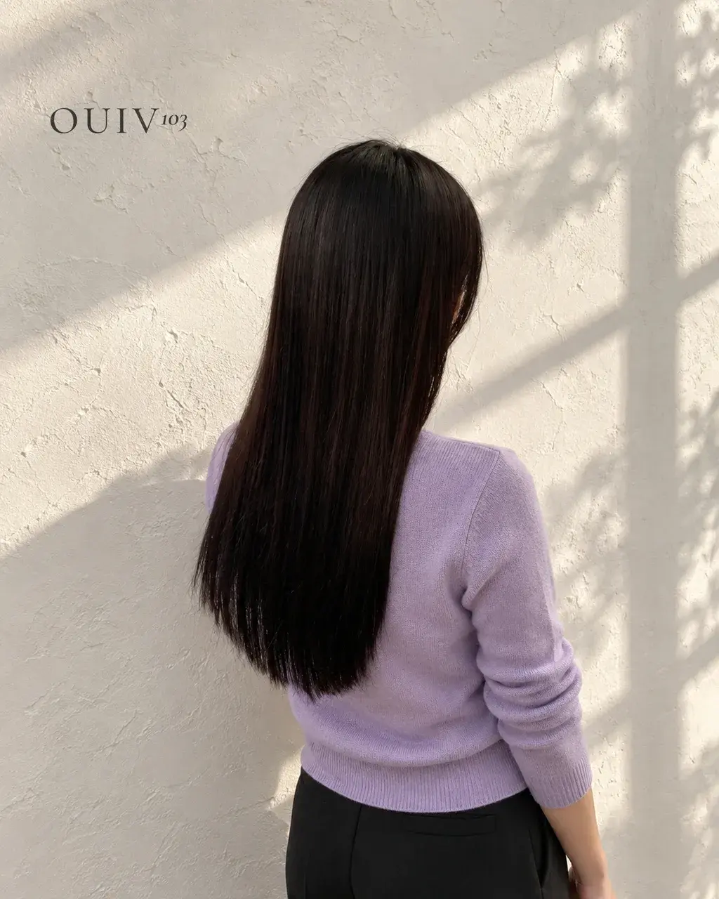 정수리부터 끝까지 매끈하게 편 흑발 긴 머리 매직, 비스듬한 뒷모습