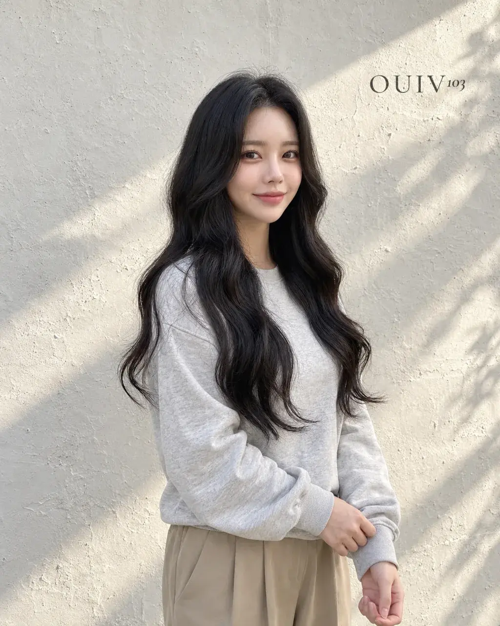귀 높이부터 굵은 웨이브가 흐르는 검은 긴 머리 그레이스펌, 정면