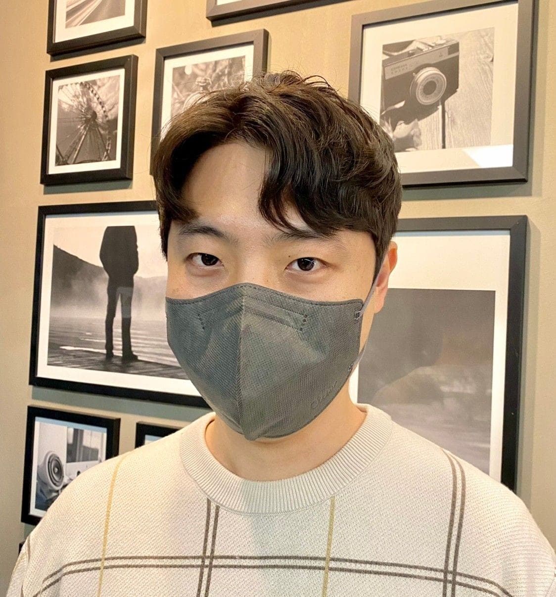 이마를 드러낸 남성 애즈펌과 다운펌, 정면