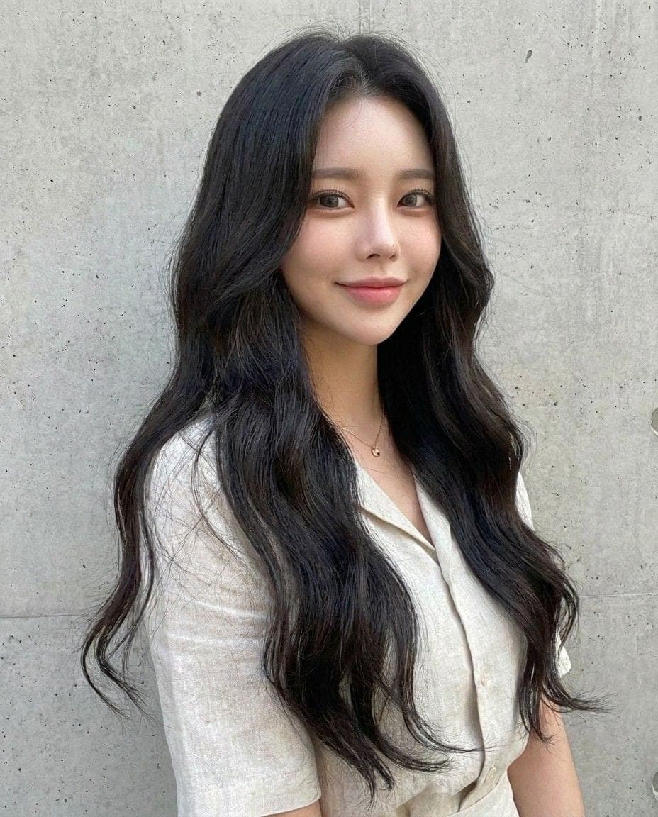 긴 검은 머리에 굵은 웨이브를 준 그레이스펌, 정면