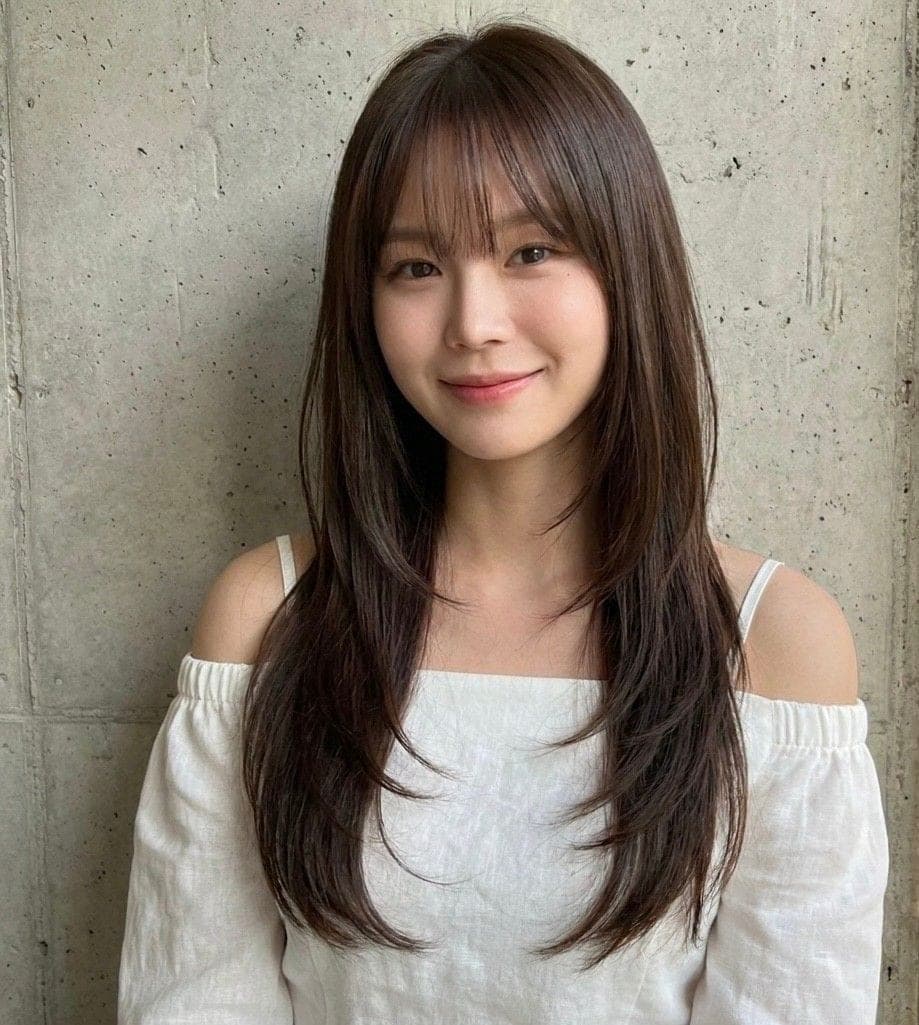 앞머리가 있는 긴 머리 레이어드 C컬펌, 정면
