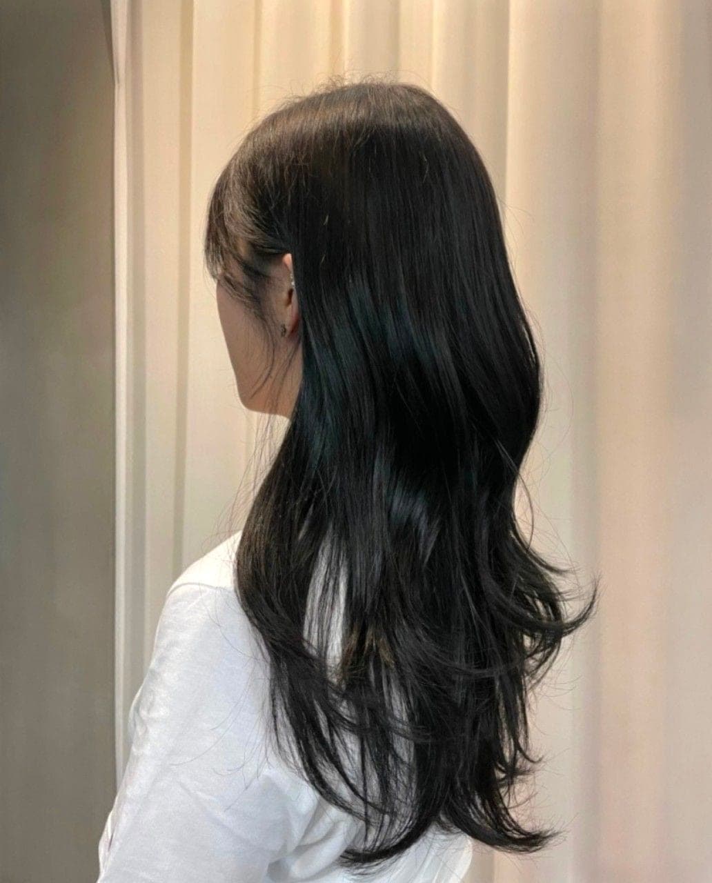 검은 긴 머리 레이어드컷과 빌드펌, 옆뒷모습