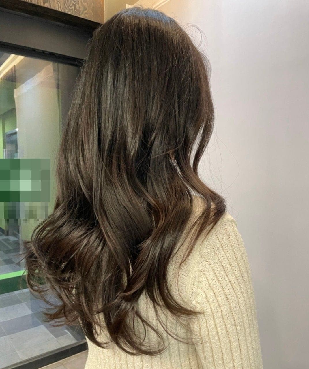 웨이브를 준 긴 레이어드컷 펌, 옆뒷모습