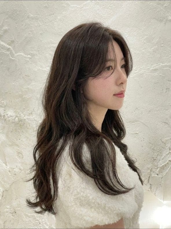 긴 레이어드 머리에 볼륨 있는 웨이브를 준 발롱펌, 옆모습