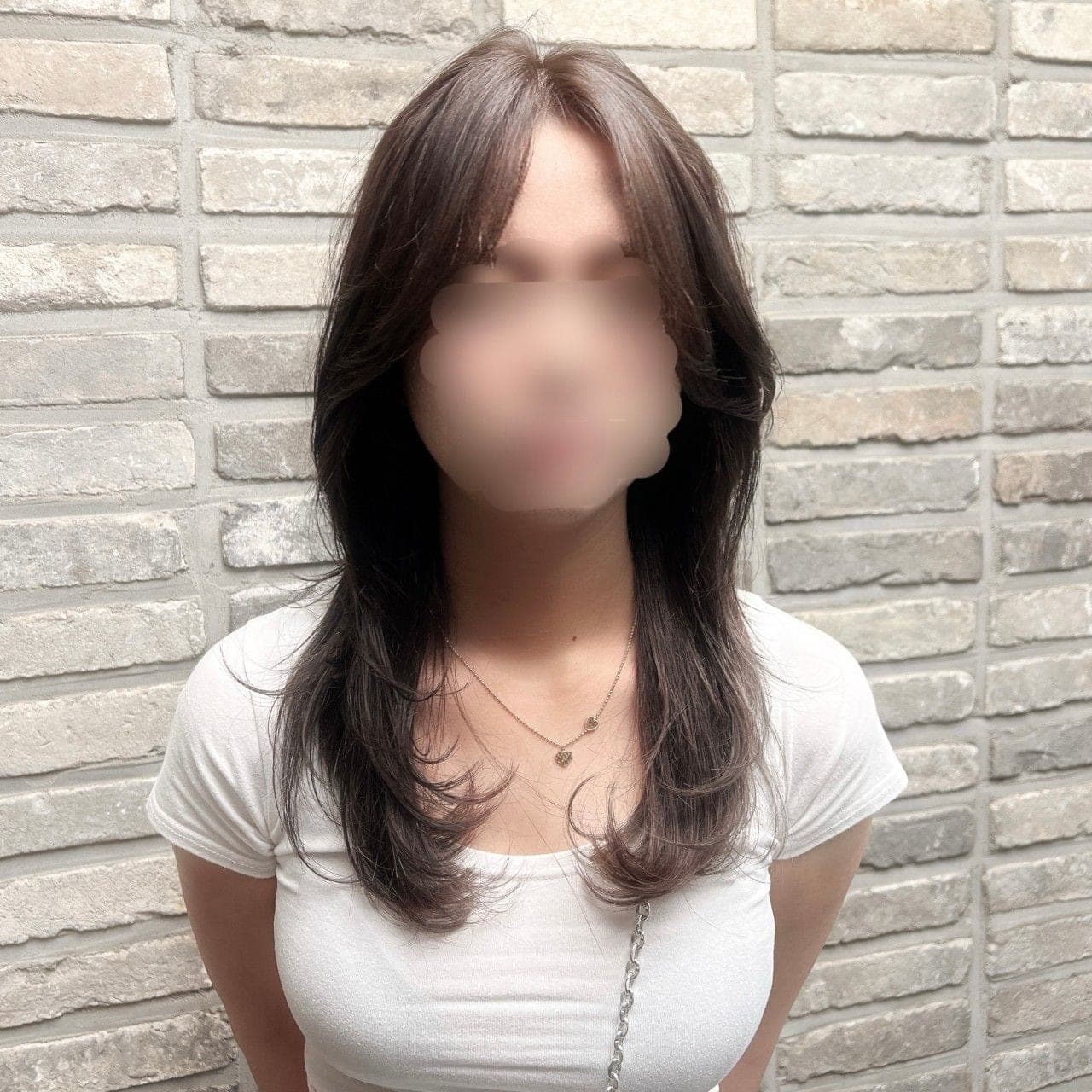 밀크티브라운으로 염색한 긴 레이어드 머리, 정면(얼굴 블러 처리)
