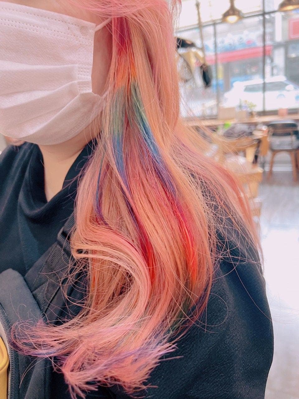 핑크·주황 바탕에 무지개색을 넣은 포인트 염색, 옆모습