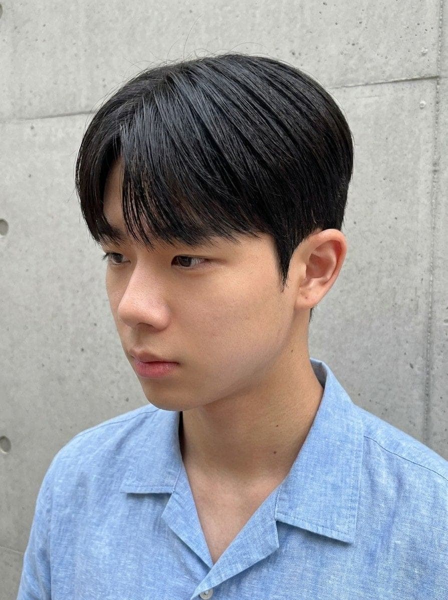 윗머리에 볼륨을 준 남성 볼륨펌, 비스듬한 정면