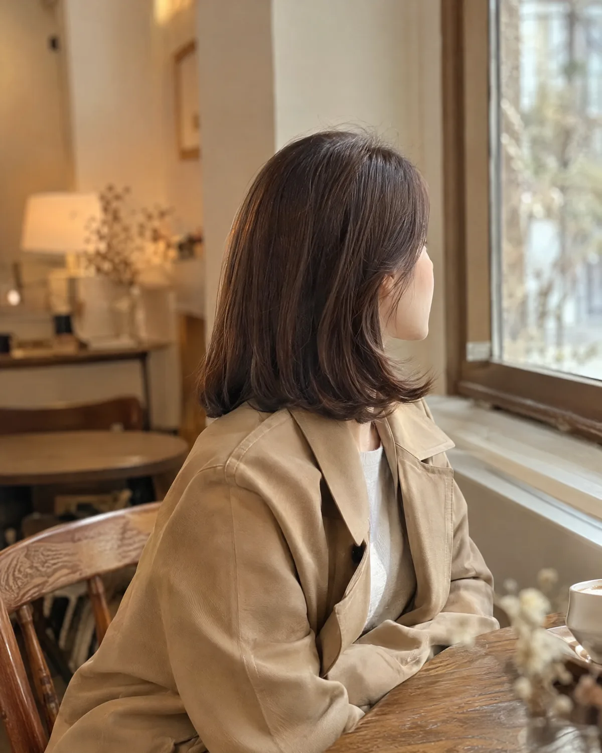 창밖을 보는 여성의 옆모습, 끝이 안쪽으로 말린 어깨 길이 머리