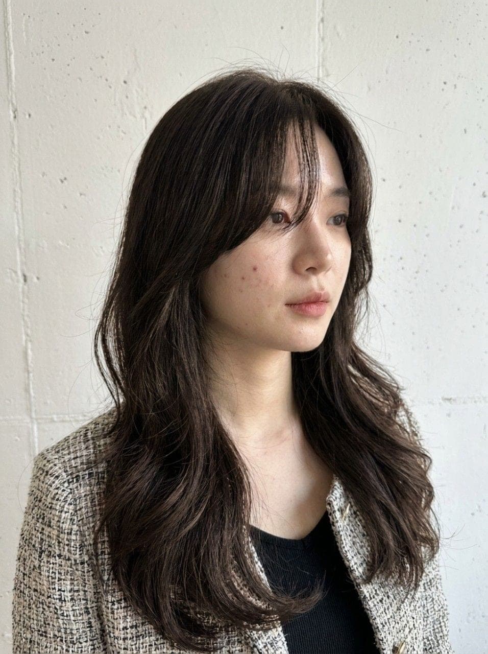 긴 머리에 굵은 웨이브를 준 레이어드펌, 비스듬한 정면